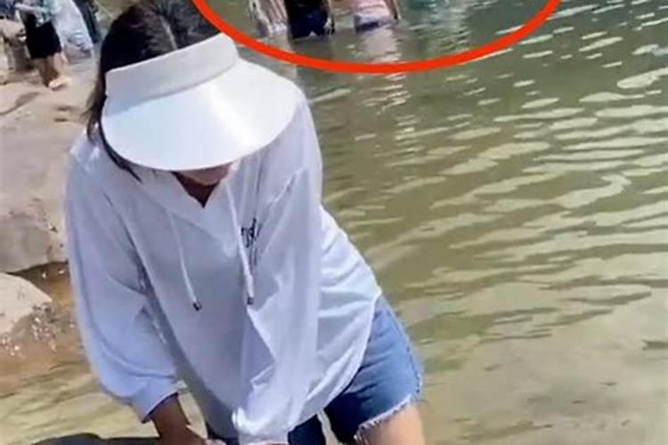 梦见女儿落水自己去救是什么意思