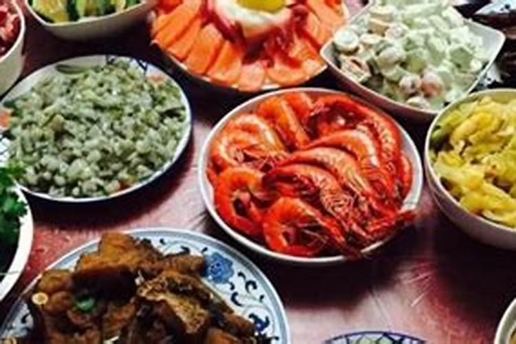 在小年这一天,北方地区的人们通常会吃什么传统食品？