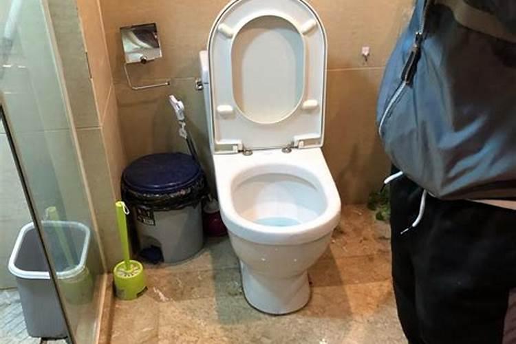 梦见厕所马桶漏水