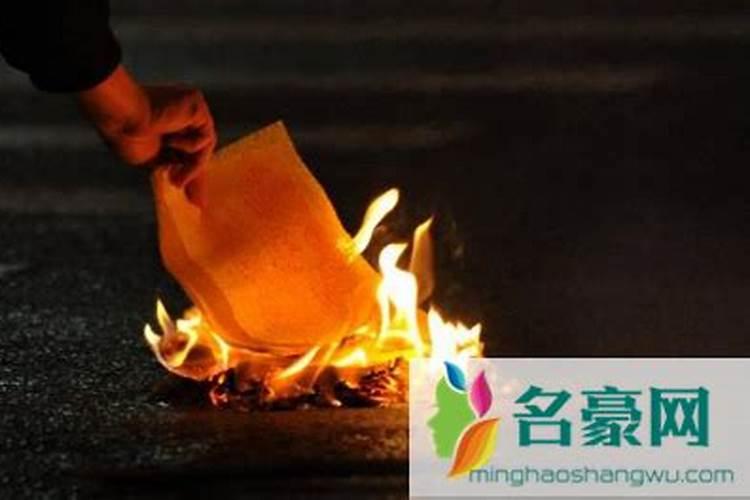 听说老人去世不足一年,7月15不能去墓地烧纸,是所谓的不能烧“节令纸...