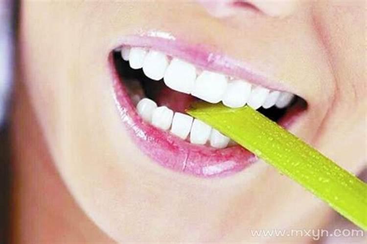 女人梦见牙齿大把脱落