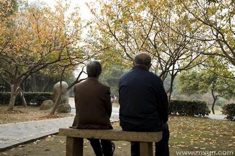 梦见跟已故的长辈说话