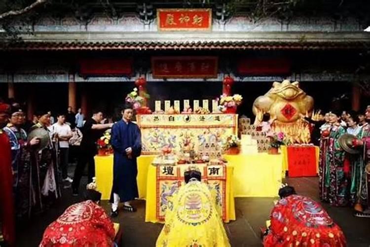 踏青的习俗不仅仅是端午节的风俗习惯也是哪个节日的习俗/