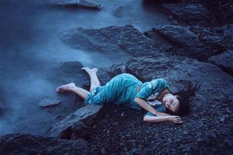 梦见别人躺在床上抱着死人头的预兆
