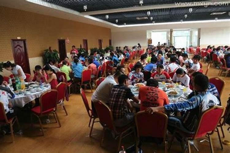 梦见几个人帮我干活活干完了我请他们吃饭？