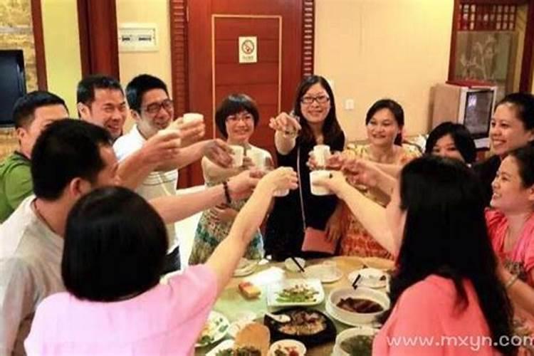 梦见看同学在一起吃饭的预兆
