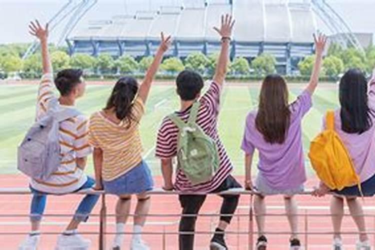 除夕这天为什么要给去世的人烧香烧纸