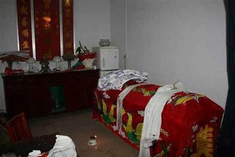 梦见舅舅快要死了,从我自己家里抬了棺材出来,舅舅自己打开棺材盖,跟 ...