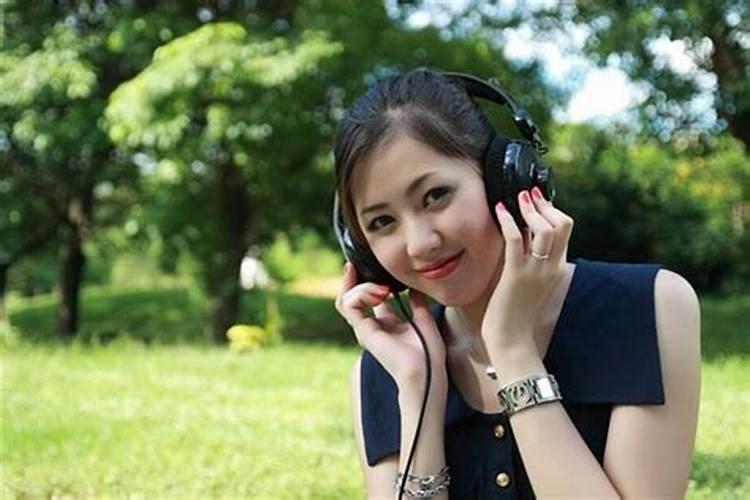 梦见女生喜欢自己是什么意思？