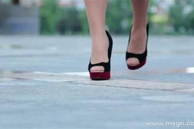 梦见自己光着脚走路是什么意思有什么预兆
