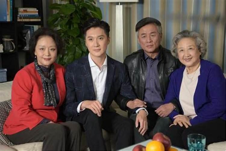梦到家去世很久的老人在我家坐着家里还来了好多人