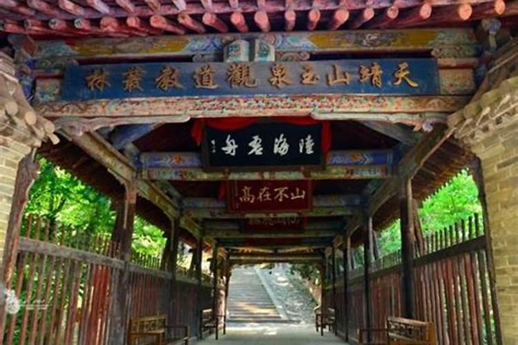 专门哭丧,吹喇叭,做法事的人叫什么？