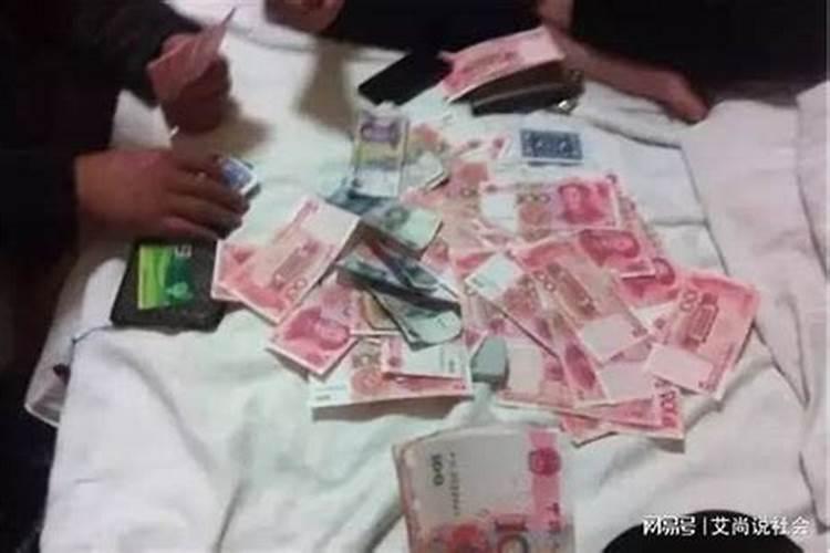 梦见妈妈拿来好多钱的预兆