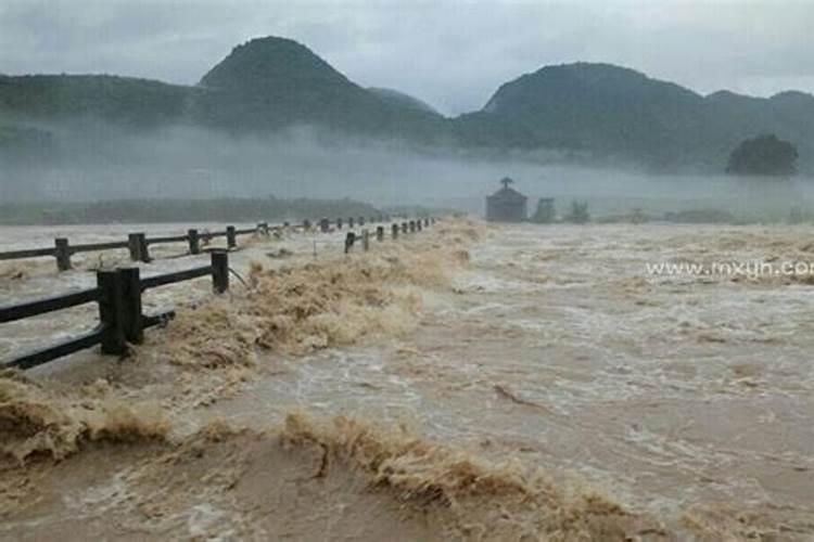 梦见自己身处洪水中预示着什么
