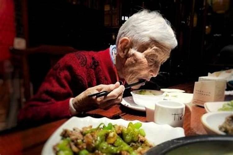 梦见和老人一起吃饭的预兆