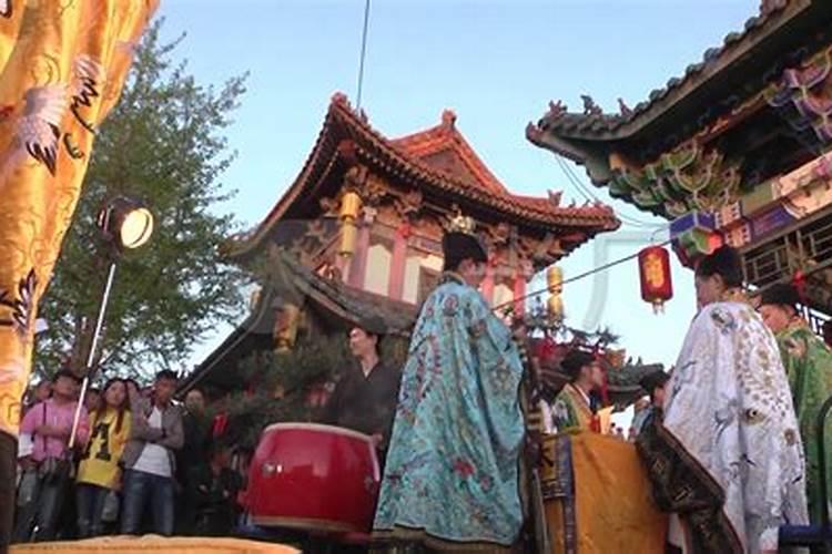 怀化一男子把脚放在前座女生的头上,这样的行为有多不文明”？