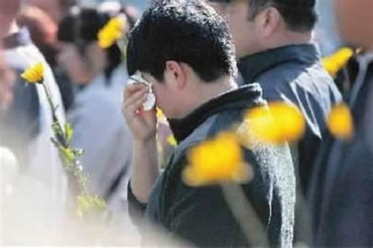 梦见与死去的亲人相拥而泣,梦见和已故的亲人拥抱了一下