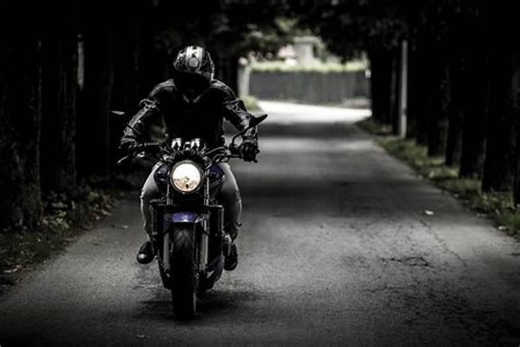 中老年女人梦到骑摩托车