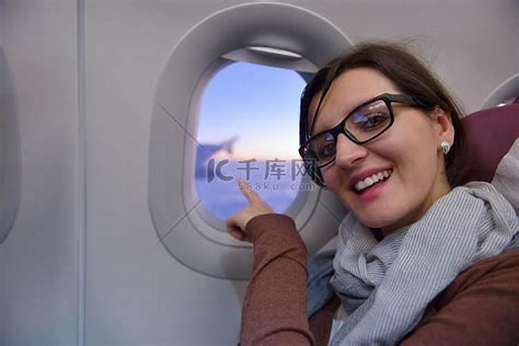 梦到坐飞机去旅游是什么意思？
