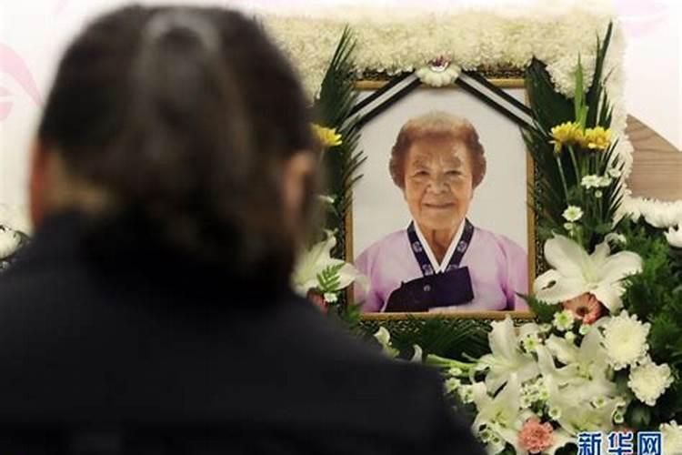 梦见活着的亲姐死了大哭