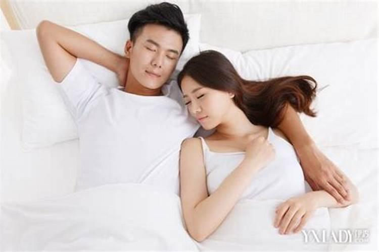 梦见和女人抱着睡觉