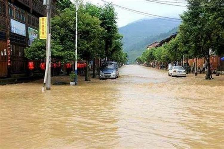 梦见发大水自己在水中成功逃生