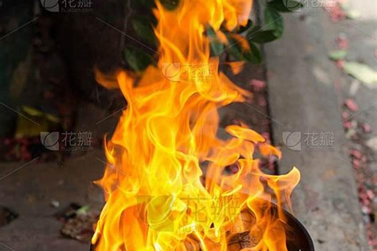 除夕这天为什么要给去世的人烧香烧纸