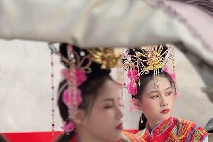 女人梦见自己提着小花篮是什么意思？