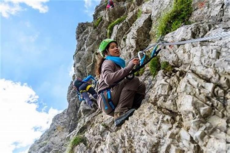 女人梦见爬山很陡峭爬不上去是什么意思