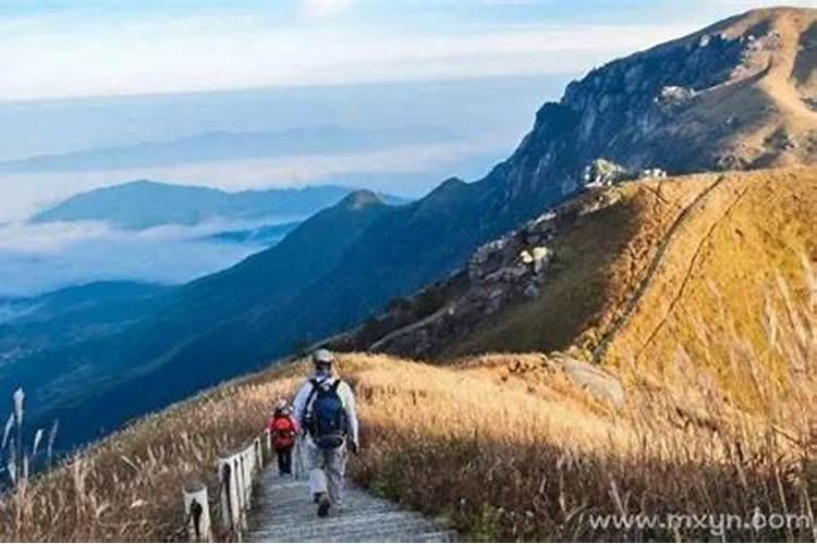 女人梦见爬山很峻峭爬不上去