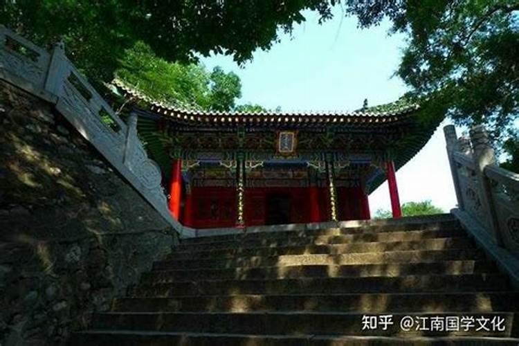 本命年红绳子戴左脚还是右脚
