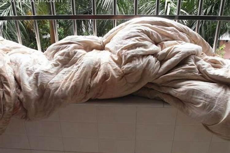 梦见下雨淋湿被子是什么意思？