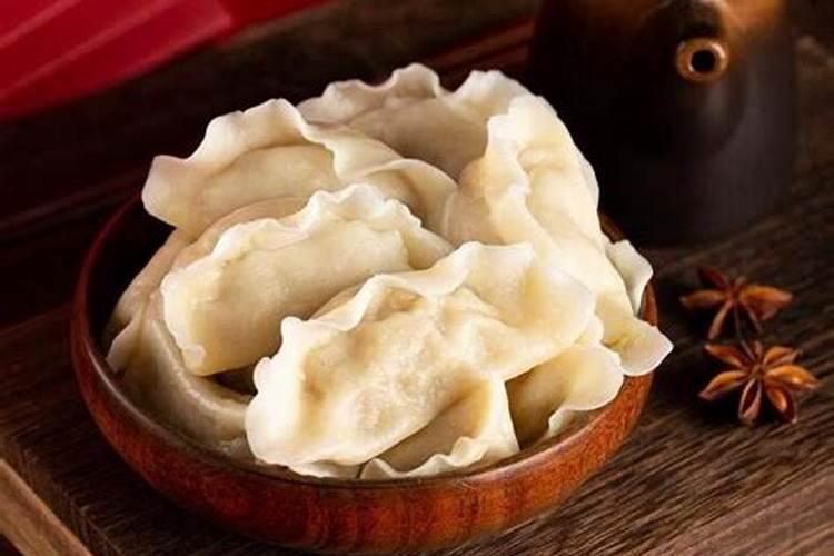 正月初五是“破五”,民俗说破五前诸多禁忌过此日皆可破。民间通行的食俗...