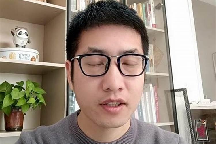 属蛇本命年戴什么首饰好呢