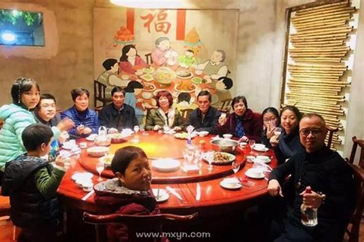 梦见亲人聚在一起吃饭