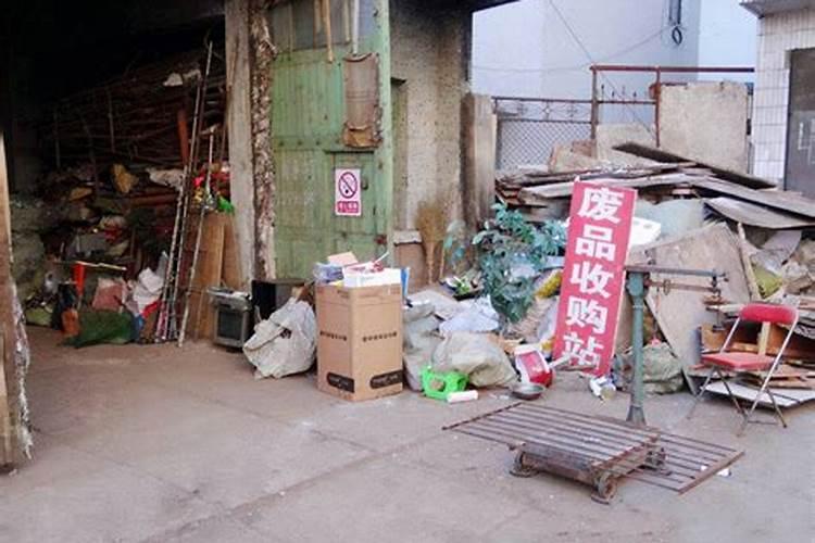为什么在农历七月十五这天要给已故亲友烧纸钱？