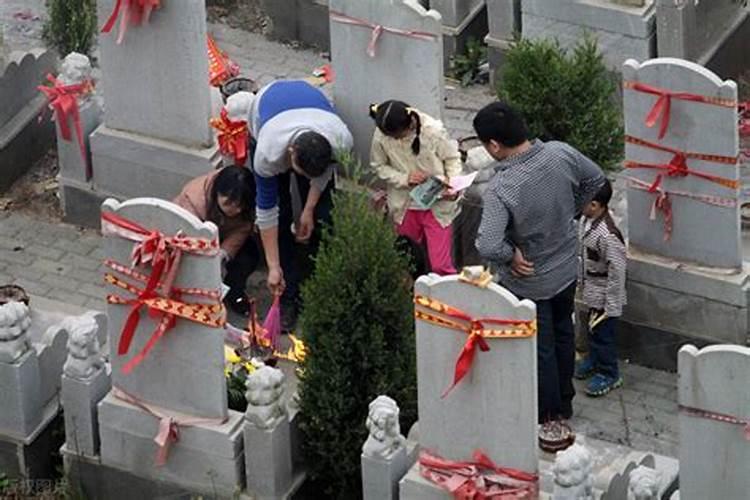 今天是2007年11月10日,西安木塔寨附近的辛家坡很多人烧纸？为什么？百度...