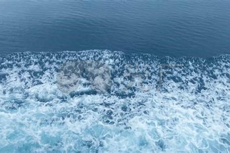 女人梦见大海海浪翻滚