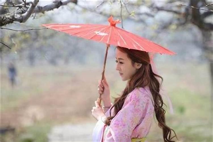 梦见在去死外婆家好多人吃饭的预兆