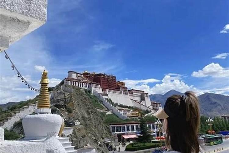 一女孩去西藏旅游