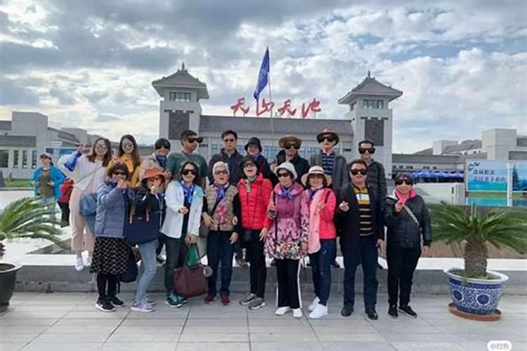 老年人到杭州旅游