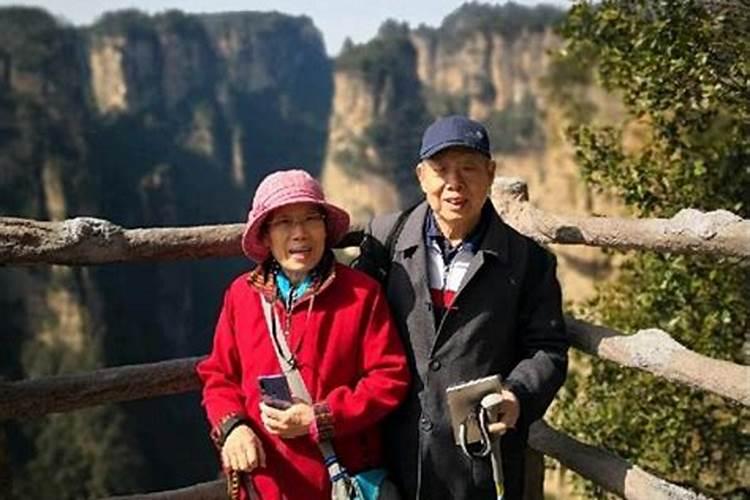 74岁老人去张家界旅游