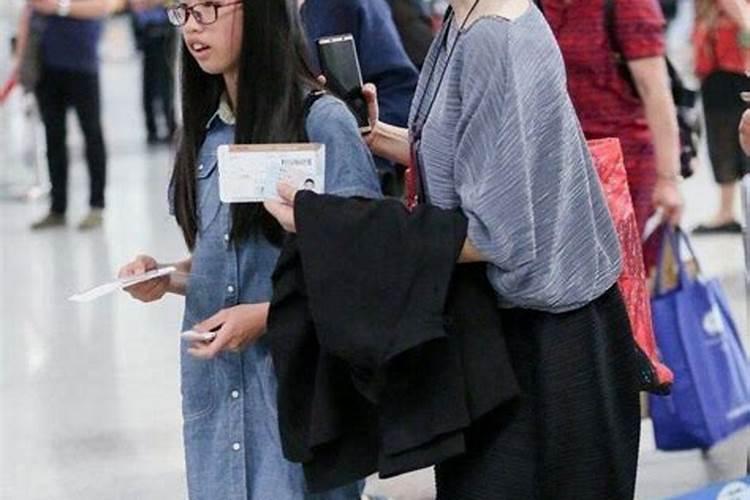 徐帆带女儿到三亚旅游