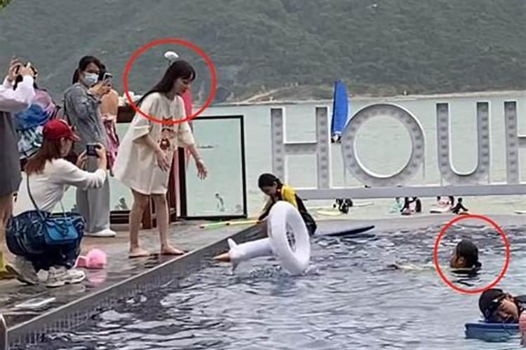 李小璐与甜馨三亚游泳被偶遇，三名助理随身拍摄，贾乃亮也同在三亚