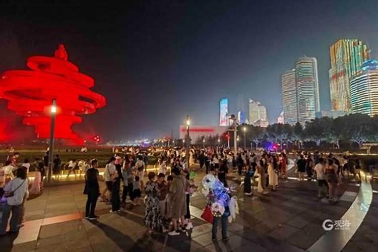 避暑纳凉首选，青岛旅游开启“人从众”模式