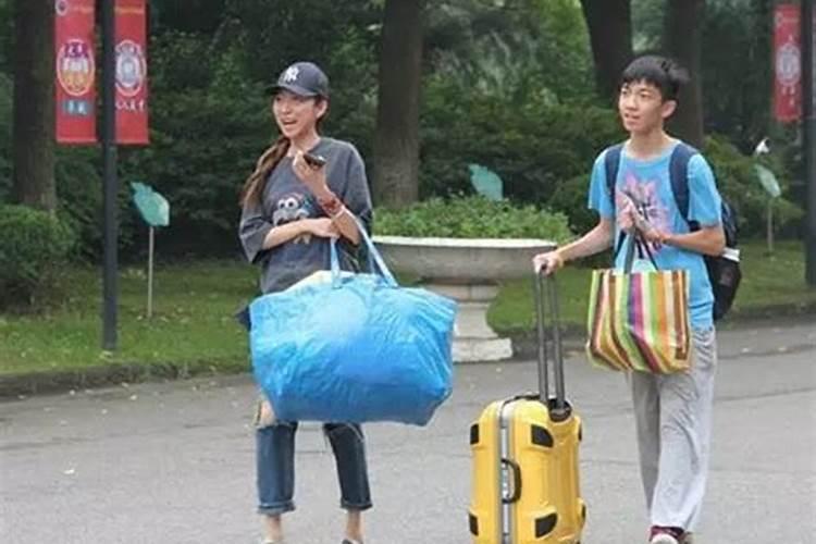 背起行囊独自出门，高考完的女儿开启了她杭州三日游之旅