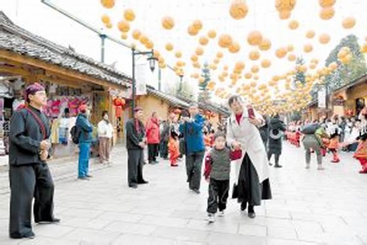 淡季出游正当时银发族爱来昆明避寒、晒太阳