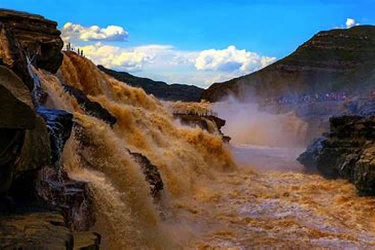 壶口瀑布和丽江古城向洛阳学吧，以下证件，公交地铁和景区免费。
