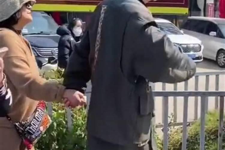 沈腾带家人桂林游玩！牵妈妈手缓慢走路太悠闲，和路人合影接地气