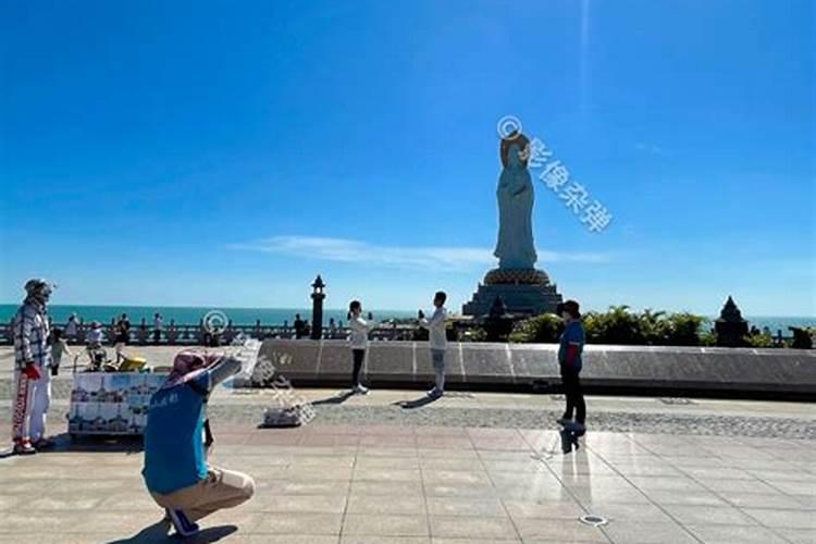 三亚景点摄影师生意“红火”，游客拍合影留念，50元一张价格贵吗？